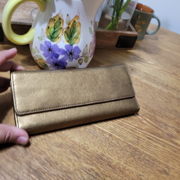 100% Authentic Hobo wallet beautiful golden โจ๏ธ ๐ color - Picture 7 of 7